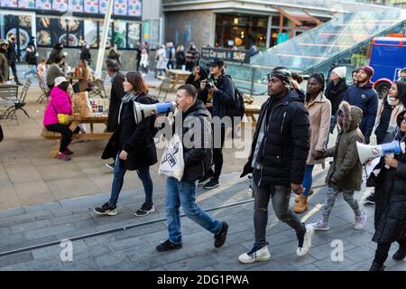 Anti-Lockdown-Protest in Stratford, London, 5. Dezember 2020. Demonstranten marschieren durch das Einkaufszentrum Westfield Stratford City. Stockfoto