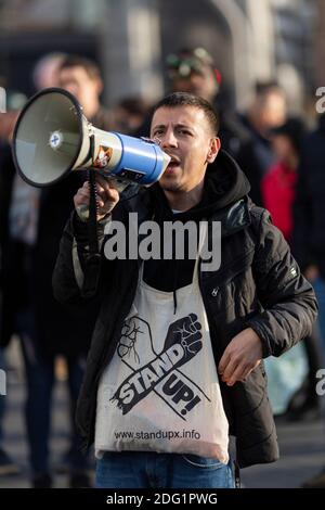 Anti-Lockdown-Protest in Stratford, London, 5. Dezember 2020. Ein Protestler spricht in ein Megaphon. Stockfoto