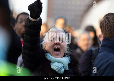 Anti-Lockdown-Protest in Stratford, London, 5. Dezember 2020. Eine Protesterin hebt ihren Arm und schreit. Stockfoto