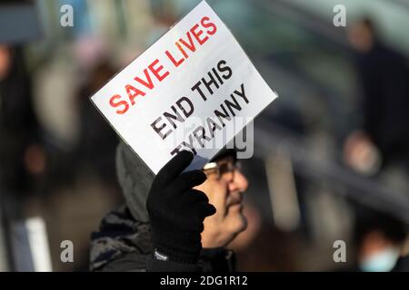 Anti-Lockdown-Protest in Stratford, London, 5. Dezember 2020. Nahaufnahme des Plakat eines Protesters. Stockfoto