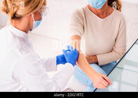Kurzer Schuss einer Frau, die im Krankenhaus geimpft wurde. Stockfoto
