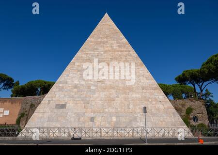 Pyramide von Cestius (Piramide di Caio Cestio oder Cestia) in Rom, Italien, altes Grab von Gaius Cestius, ca. 18–12 v. Chr. Stockfoto