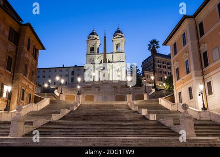 Spanische Treppe in der Stadt Rom in der Morgendämmerung in Italien, Trinita dei Monti Kirche oben. Stockfoto