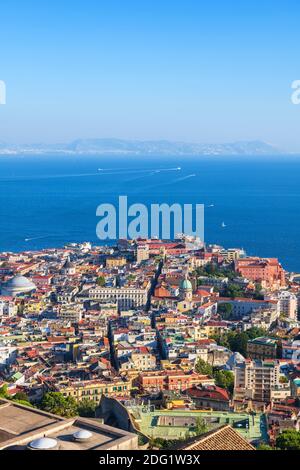 Stadt Neapel in Italien, Luftaufnahme Stadtbild von Neapel mit Meeresbucht. Stockfoto