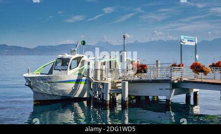 ÉVIAN-LES-BAINS, HAUTE-SAVOIE, FRANKREICH - 17. SEPTEMBER 2019: Elektro-Solarboot auf dem Genfer See. Null Emission Kreuzfahrten zu Evian See zu entdecken. Stockfoto