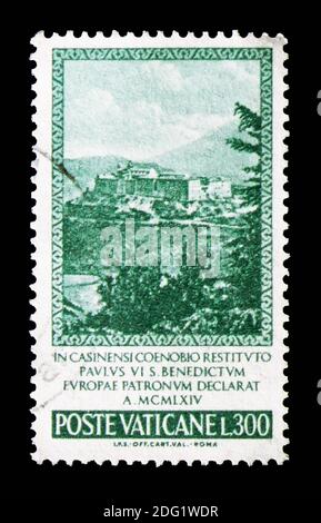 MOSKAU, RUSSLAND - 18. AUGUST 2018: Eine im Vatikan gedruckte Briefmarke zeigt das Kloster Montecassino, Benidorm, Patron der Europa-Serie, um 1965 Stockfoto
