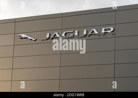 Burgos, SPANIEN - 06. Dezember 2020: Logo der Jaguar Land Rover Niederlassung in Burgos, einem britischen multinationalen Automobilhersteller mit Sitz in Burgos Stockfoto