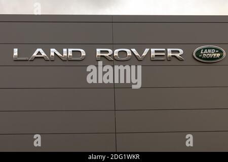 Burgos, SPANIEN - 06. Dezember 2020: Logo der Land Rover Niederlassung in Burgos, einem britischen multinationalen Automobilhersteller mit Sitz in Coventry Stockfoto