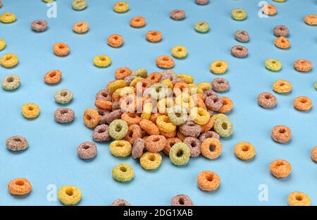 Stapel von bunten Maisringen auf blauem Hintergrund Stockfoto