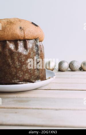 weihnachtsschokolade Panettone Kuchen isoliert auf weißem Hintergrund Stockfoto