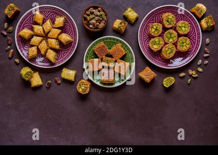 Traditionelle türkische, arabische Süßigkeiten Baklava Sortiment mit Pistazie. Draufsicht, Kopierbereich Stockfoto