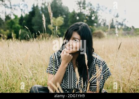 Porträt einer niedlichen hispanischen Frau Stockfoto