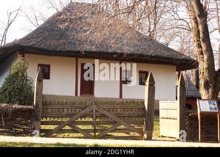 Das Dorfmuseum, Bukarest, Rumänien. Haus aus dem 19. Jahrhundert mit Reetdach. Stockfoto