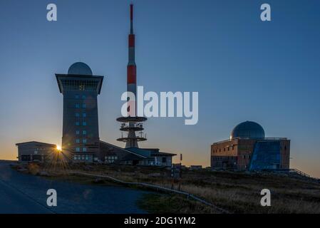 Schierke, Deutschland. September 2019. Sonnenuntergang auf dem Brocken mit Brocken Hostel, Sender Mast, Wetterstation und Nationalpark Haus, Nationapark Harz Credit: Stephan Schulz/dpa-Zentralbild/ZB/dpa/Alamy Live News Stockfoto