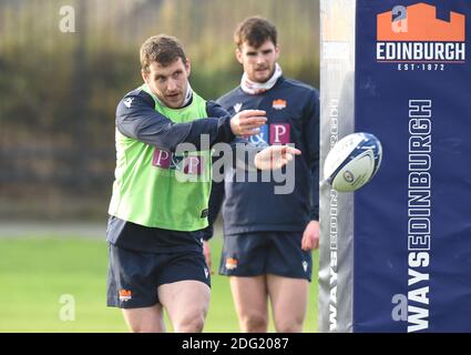 Murrayfield Stadium. Edinburgh, Schottland. UK 7. Dez 20 Edinburgh Rugby Mark Bennett Trainingseinheit für Heineken Champions Cup Spiel gegen La Rochelle . Kredit: eric mccowat/Alamy Live Nachrichten Stockfoto