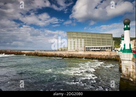 Das Kursaal Congress Center und Auditorium ist ein Komplex aus mehreren Räumen. Es wurde vom spanischen Architekten Rafael Moneo entworfen und befindet sich in i Stockfoto