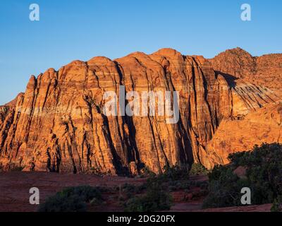 Sonnenaufgang auf den Klippen von den Petrified Dunes, Snow Canyon State Park, Saint George, Utah. Stockfoto