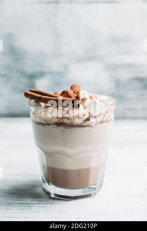 Heißer Schokoladendrink mit Marshmallow und Zimt in altmodischem Glas. Selektiver Fokus. Stockfoto