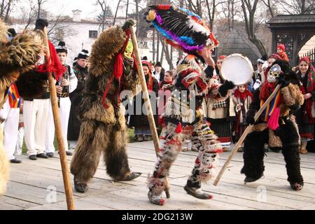 Gruppe von jungen rumänischen Männern in Tierkostümen Durchführung einer traditionellen Caroling für das neue Jahr. Stockfoto