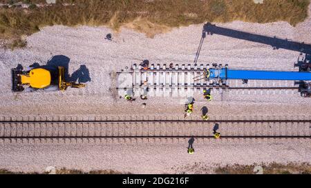 Rail verfolgt den Wartungsprozess. Eisenbahner reparieren einen gebrochenen Gleis. Reparatur der Eisenbahn. Stockfoto