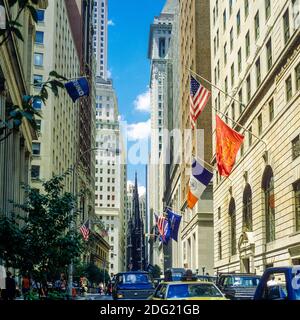 New York 1985, Wall Street, Autos, Flaggen, Trinity Church, Finanzviertel, Lower Manhattan, New York City, NY, NYC, USA, Stockfoto