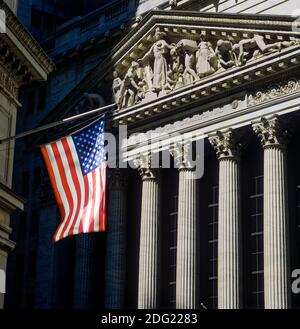 New York 1985, NYSE, Fassade des Börsengebäudes, Broad Street, amerikanische Flagge, Finanzdistrikt, Lower Manhattan, New York City, NY, NYC, USA, Stockfoto