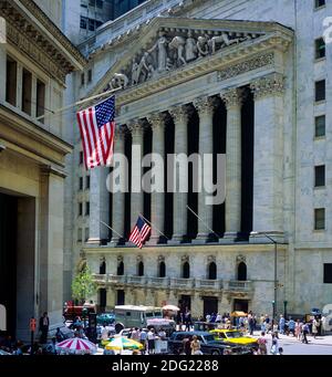 New York 1985, NYSE, Fassade des Börsengebäudes, breite Straße, Flaggen, Menschen, Finanzdistrikt, Lower Manhattan, New York City, NY, NYC, USA, Stockfoto