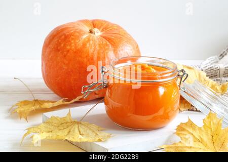 Selbstgemachte Konservierung der Herbsternte, vegetarische vegetarische Ernährung gesundes Essen, würziger pürierter Kaviar aus Orangenkürbis, Karotten und Zucchini mit g Stockfoto