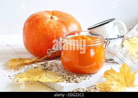 Selbstgemachte Konservierung der Herbsternte, vegetarische vegetarische Ernährung gesundes Essen, würziger pürierter Kaviar aus Orangenkürbis, Karotten und Zucchini mit g Stockfoto