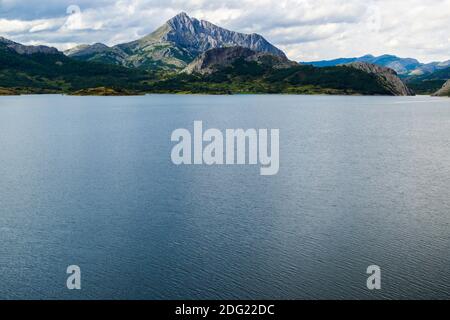 Schöner Stausee in Leon Spanien, der durch Boñar Leon oder durch den Hafen von San Isidro (Asturien) nach einer schönen Straße erreicht werden kann, besonders Stockfoto