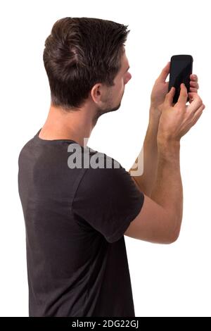 Junger Mann, der auf seinem Smartphone arbeitet Stockfoto