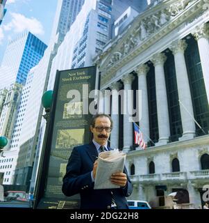 New York 1985, man überprüft die Aktienkurse im Wall Street Journal, NYSE Stock Exchange Building Fassade, Broad Street, Manhattan, New York City, NY, NYC, USA, Stockfoto