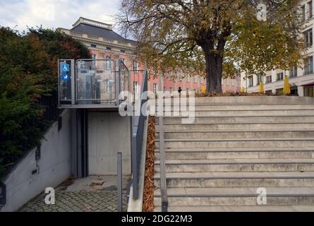 Potsdam, Deutschland. November 2020. Zwischen der Uferpromenade und dem höheren Otto-Braun-Platz befindet sich neben einer Treppe im Stadtzentrum ein Lift für Kinderwagen und Behinderte. Quelle: Soeren Stache/dpa-Zentralbild/ZB/dpa/Alamy Live News Stockfoto