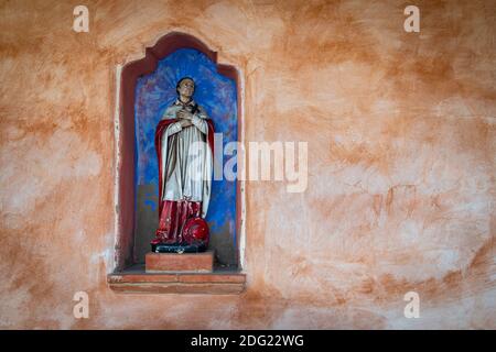 Eine Statue, die einen heiligen im Museum der Carmel Mission Basilica darstellt Stockfoto