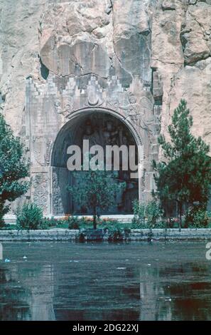 Heilige Quelle mit reflektierenden Pool vor der Grotte in Taq-e Bostan, oder Bustan, Rock-Cut Sasanian Grotte, Kermanshah, Iran Stockfoto