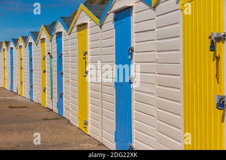 Eine Reihe von Strandhütten in Westgate Bay, Margate, Kent Stockfoto