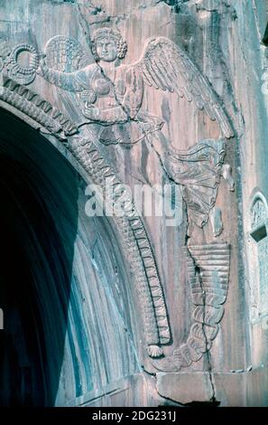 Geflügelter Engel auf Spandrel des Bogens bei Taq-e Bostan, oder Bustan, Felsen-Schnitt Sasanian Grotte, Kermanshah, Iran Stockfoto