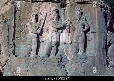 Die Krönung von Ardashir II, Taq-e Bostan, oder Bustan, Felsgestein Sasanian Grotte, Kermanshah, Iran Stockfoto