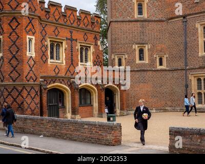 Ein Eton College Schuljunge am Eton 4 Juni Gründungstag. Stockfoto