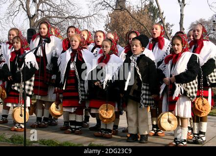 Gruppe von rumänischen jungen Carolers in traditionellen Kostümen singen für Ein Weihnachtsereignis Stockfoto