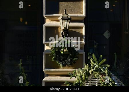Schöne Weihnachten im Freien Ornamente und Dekorationen mit alten Laterne und Krone in der Straße an der Wand Stockfoto