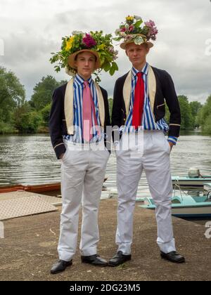 Eton 4 Juni Gründungstag Feiern. Boys Boot auf dem Fluss. Tragen traditionelle Blumenmützen. Stockfoto