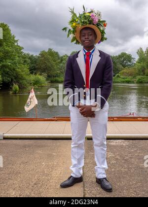 Eton 4 Juni Gründungstag Feiern. Boys Boot auf dem Fluss. Tragen traditionelle Blumenmützen. Stockfoto