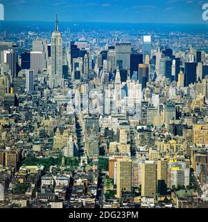 New York 1985, Skyline von Lower Manhattan vom WTC World Trade Center Tower, Empire State & Panam Gebäude in der Ferne, New York City, NY, NYC, USA, Stockfoto