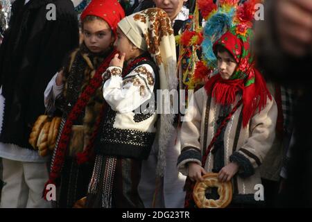 Gruppe von rumänischen jungen Carolers in traditionellen Kostümen Stockfoto