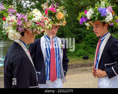 Eton 4 Juni Gründungstag Feiern. Boys Boot auf dem Fluss. Tragen traditionelle Blumenmützen. Stockfoto