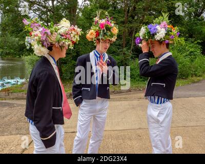 Eton 4 Juni Gründungstag Feiern. Boys Boot auf dem Fluss. Tragen traditionelle Blumenmützen. Stockfoto