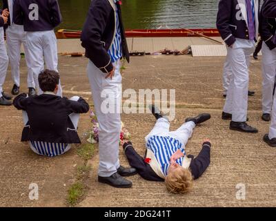 Eton College Schuljungen gekleidet für Eton 4 Juni Founders Day Feiern auf der Themse. Stockfoto