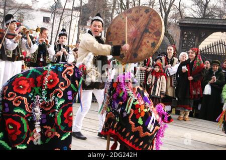 'Capra' (die Ziege) tanzt zum Takt einer Trommel. Traditionelle Karolieren in Rumänien, die Menschen eine gute Ernte und Segen im neuen Jahr wünschen. Stockfoto