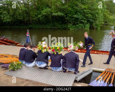 Eton 4 Juni Gründungstag Feiern. Boys Boot auf dem Fluss. Tragen traditionelle Blumenmützen. Stockfoto